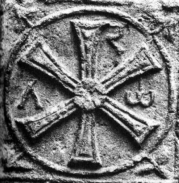 église St. Similien de Nantes- Époque mérovingienne Brique décorative qui représente un CHRISME : signe des premiers chrétiens, il superpose deux lettres grecques: le khi ( X )et le rhô( P ), les premières du mot CH R I S T. Elles sont entrecroisées avec l’alpha ( A ) et l’oméga ( ω ) première et dernière lettre de l’alphabet grec. Elles symbolisent le Christ, appelé dans l’APOCALYPSE : le commencement et la fin de tout. ( Apoc. 22/13 )